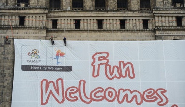 Những khẩu ngữ chào mừng đang được kéo lên ở Warsaw